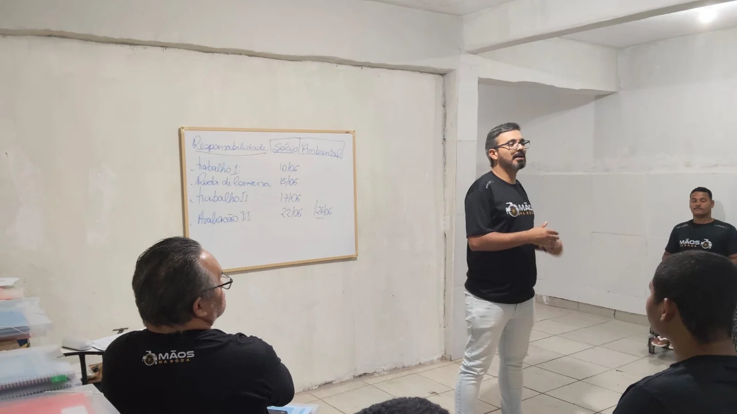 Instrutor conduz uma atividade em sala com participantes.