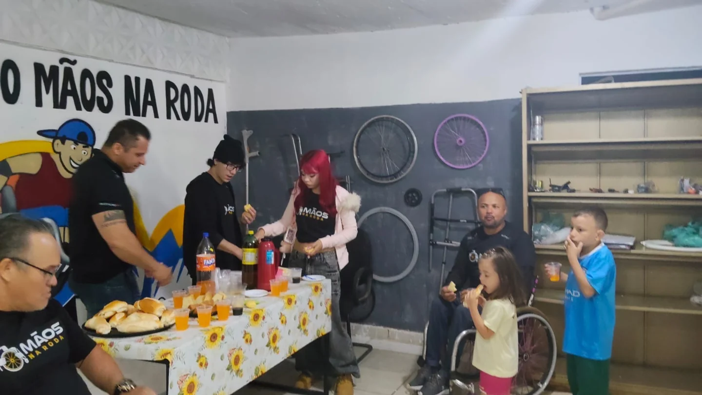 Grupo reunido sob a faixa do Projeto Mãos na Roda.