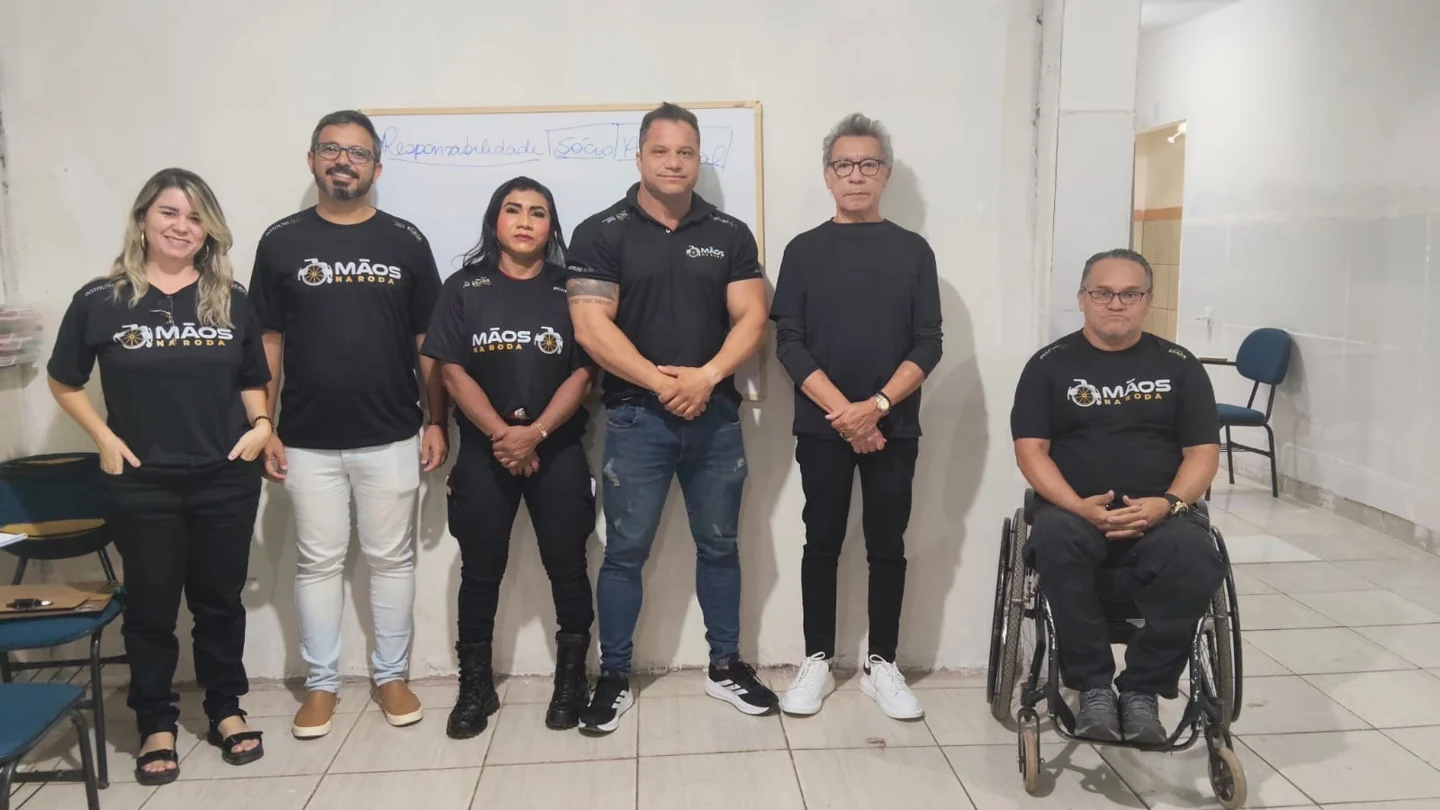 Pessoas reunidas em atividade do projeto.