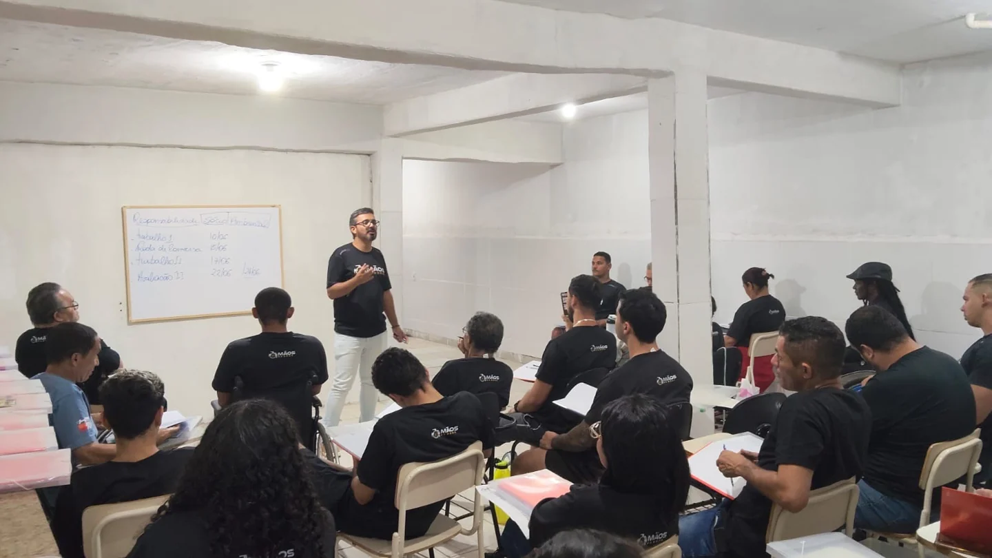 Participantes acompanham uma atividade de formação em sala.