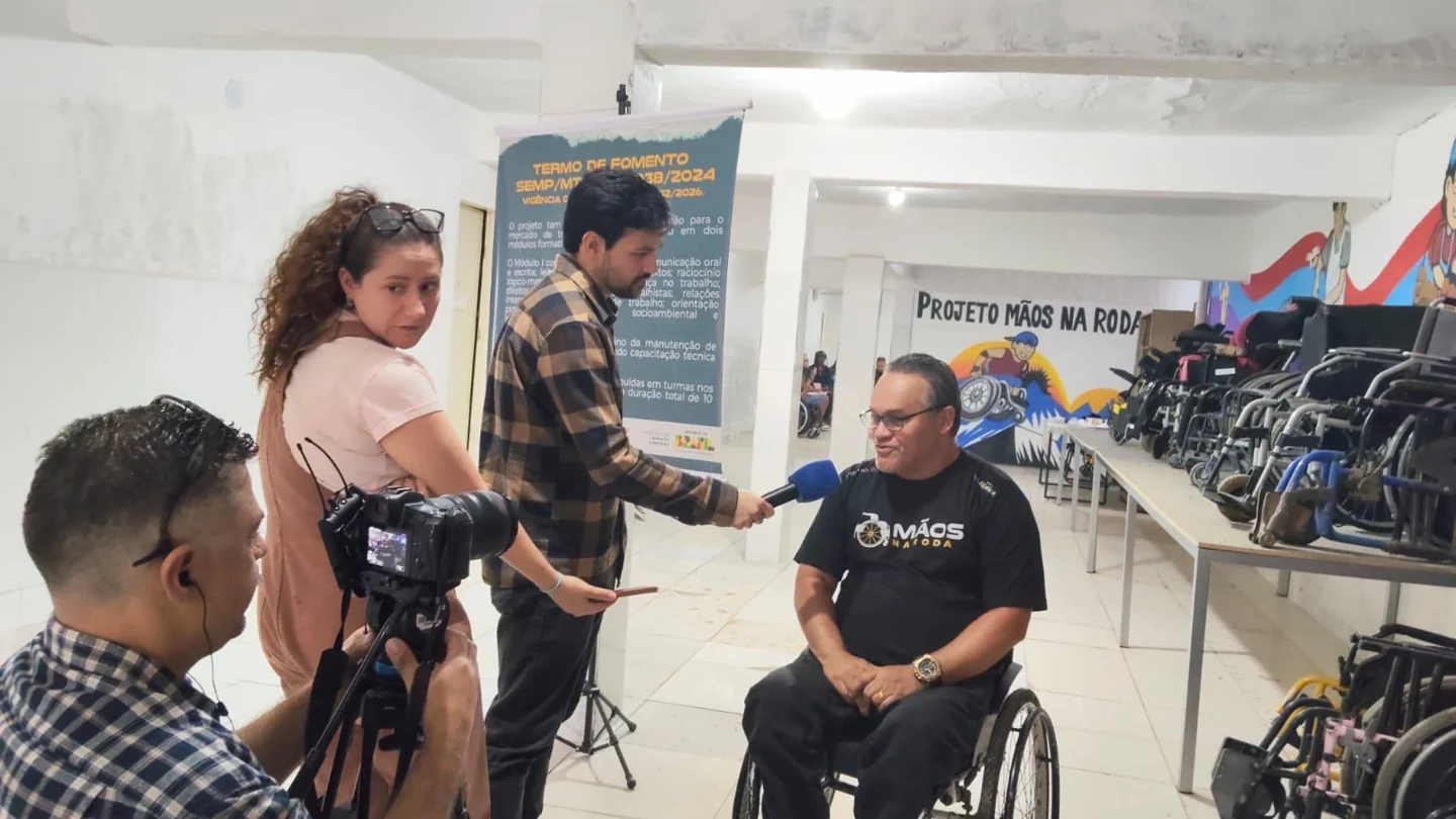 Conversa em oficina com equipamentos de mobilidade.